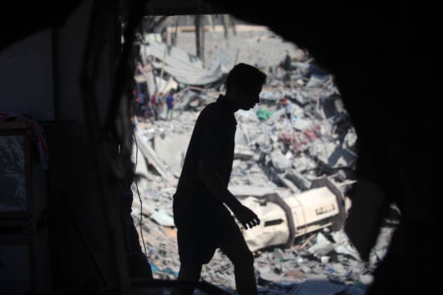 Aftermath of Israeli Airstrike In Gaza A Palestinian inspects his home following an Israeli airstrike on Al-Muttaqin Mosque in Gaza City, on July 29, 2026. Gaza remains subject to daily violence, with both the Israeli military and Hamas accusing one another of violating the truce in effect since October 10. The war flattened swathes of the territory, displaced most of the population at least once, and left hundreds of thousands of people living in tents and temporary shelters. Gaza Palestine  Copyright: xMajdixFathix originalFilename: fathi-notitle260728_np1NI.jpg