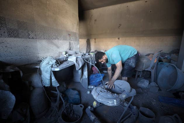 Aftermath of Israeli Airstrike In Gaza A Palestinian inspects his home following an Israeli airstrike on Al-Muttaqin Mosque in Gaza City, on July 29, 2026. Gaza remains subject to daily violence, with both the Israeli military and Hamas accusing one another of violating the truce in effect since October 10. The war flattened swathes of the territory, displaced most of the population at least once, and left hundreds of thousands of people living in tents and temporary shelters. Gaza Palestine  Copyright: xMajdixFathix originalFilename: fathi-notitle260729_npaTo.jpg