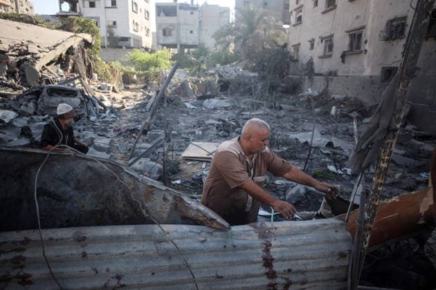 Aftermath of Israeli Airstrike In Gaza Palestinians inspect damage following an Israeli strike on the Al-Muttaqin Mosque in Gaza City on July 29, 2026. Gaza remains subject to daily violence, with both the Israeli military and Hamas accusing one another of violating the truce in effect since October 10. The conflict has flattened swathes of the territory, displaced most of the population at least once, and left hundreds of thousands of people living in tents and temporary shelters. Gaza Palestine  Copyright: xMajdixFathix originalFilename: fathi-notitle260729_npCe3.jpg