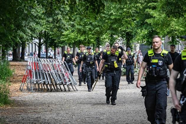 Anschag in Berlin- Polizei sucht weiter nach Beweismitteln ** NUR FÜR REDAKTIONELLE ZWECKE ** EDITORIAL USE ONLY **<p>Anschag in Berlin- Polizei sucht weiter im Tiergarten nach Beweismitteln, fotografiert am 29.07.2026 in Berlin. Berlin Berlin Berlin Copyright: MaurizioxGambarini *** Anschag in Berlin: Police Continue Search for Evidence ** FOR EDITORIAL USE ONLY ** EDITORIAL USE ONLY ** p Police continue to search for evidence in the Tiergarten in Berlin, photographed on July 29, 2026, in Berlin Berlin Berlin Berlin Copyright MaurizioxGambarini Copyright: MaurizioxGambarini doc86xcokzxeqv890wuvwo ,EDITORIAL USE ONLY