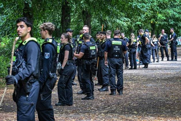Anschag in Berlin- Polizei sucht weiter nach Beweismitteln ** NUR FÜR REDAKTIONELLE ZWECKE ** EDITORIAL USE ONLY **<p>Anschag in Berlin- Polizei sucht weiter im Tiergarten nach Beweismitteln, fotografiert am 29.07.2026 in Berlin. Berlin Berlin Berlin Copyright: MaurizioxGambarini *** Anschag in Berlin: Police Continue Search for Evidence ** FOR EDITORIAL USE ONLY ** EDITORIAL USE ONLY ** p Police continue to search for evidence in the Tiergarten in Berlin, photographed on July 29, 2026, in Berlin Berlin Berlin Berlin Copyright MaurizioxGambarini Copyright: MaurizioxGambarini doc86xcol4p6sy16yb8216ea ,EDITORIAL USE ONLY