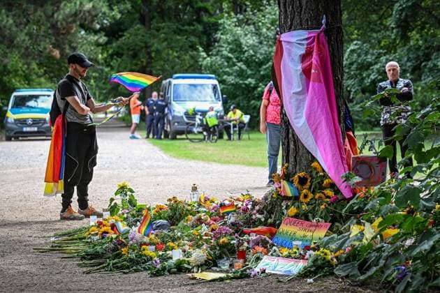 Nach dem Angriff auf CSD in Berlin ** NUR FÜR REDAKTIONELLE ZWECKE ** EDITORIAL USE ONLY **<p>Anschag in Berlin- Trauernde stehen im Tiergarten an einem Baum, an dem unterschiedliche Gegenstände zum Gedenken an die Opfer des Anschlags auf den CSD abgelegt wurden. Im Tiergarten war am Rande des Christopher Street Day ein Mann mit einem Fahrzeug in eine Menschenmenge gefahren.Poizeiwagen stehen im Hintergrund. In der Nacht zum Mittwoch wurden der Trauerort von Unbekannten verwüstet, fotografiert am 29.07.2026 in Berlin. Berlin Berlin Berlin Copyright: MaurizioxGambarini *** After the attack on CSD in Berlin ** FOR EDITORIAL PURPOSES ONLY ** EDITORIAL USE ONLY ** Following the attack in Berlin, mourners stand by a tree in the Tiergarten, wh Copyright: MaurizioxGambarini doc86xcrc3yzy06p8w21i3g ,EDITORIAL USE ONLY