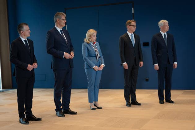 Bundespräsident händigt Entlassungs- und Ernennungsurkunden aus Berlin, Amtssitz am Spreebogen, Bundespräsident Frank-Walter Steinmeier händigt Entlassungs- und Ernennungsurkunden aus Bundeskanzler, Friedrich Merz Carsten Linnemann, Ernennung, Bundesgesundheitsminister Nina Warken, Entlassung, Bundesgesundheitsministerin Patrick Schnieder, Entlassung, Bundesverkehrsminister Steffen Bilger, Ernennung, Bundesverkehrsminister Kanzleramtsministerin, Ernennung, Nina Warken Kanzleramtsminister, Entlassung, Thorsten Frei Berlin Berlin GER *** Federal President Presents Letters of Dismissal and Appointment Berlin, Official Residence at Spreebogen: Federal President Frank-Walter Steinmeier presents letters of dismissal and appointm