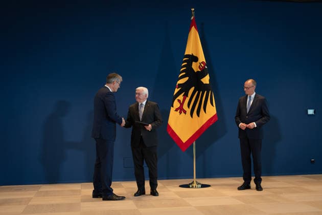 Bundespräsident händigt Entlassungs- und Ernennungsurkunden aus Berlin, Amtssitz am Spreebogen, Bundespräsident Frank-Walter Steinmeier händigt Entlassungs- und Ernennungsurkunden aus Bundeskanzler, Friedrich Merz Patrick Schnieder, Entlassung, Bundesverkehrsminister Berlin Berlin GER *** Federal President Presents Letters of Dismissal and Appointment Berlin, Official Residence at Spreebogen, Federal President Frank-Walter Steinmeier Presents Letters of Dismissal and Appointment Federal Chancellor, Friedrich Merz Patrick Schnieder, Dismissal, Federal Minister of Transportation Berlin Berlin GER