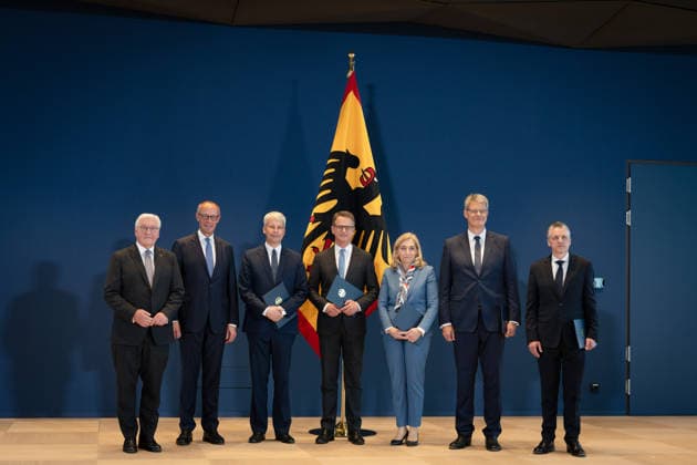 Bundespräsident händigt Entlassungs- und Ernennungsurkunden aus Berlin, Amtssitz am Spreebogen, Bundespräsident Frank-Walter Steinmeier händigt Entlassungs- und Ernennungsurkunden aus Bundeskanzler, Friedrich Merz Carsten Linnemann, Ernennung, Bundesgesundheitsminister Nina Warken, Entlassung, Bundesgesundheitsministerin Patrick Schnieder, Entlassung, Bundesverkehrsminister Steffen Bilger, Ernennung, Bundesverkehrsminister Kanzleramtsministerin, Ernennung, Nina Warken Kanzleramtsminister, Entlassung, Thorsten Frei Berlin Berlin GER *** Federal President Presents Letters of Dismissal and Appointment Berlin, Official Residence at Spreebogen: Federal President Frank Walter Steinmeier presents letters of dismissal and appointm