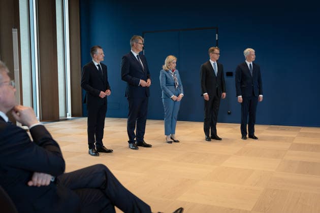Bundespräsident händigt Entlassungs- und Ernennungsurkunden aus Berlin, Amtssitz am Spreebogen, Bundespräsident Frank-Walter Steinmeier händigt Entlassungs- und Ernennungsurkunden aus Bundeskanzler, Friedrich Merz Carsten Linnemann, Ernennung, Bundesgesundheitsminister Nina Warken, Entlassung, Bundesgesundheitsministerin Patrick Schnieder, Entlassung, Bundesverkehrsminister Steffen Bilger, Ernennung, Bundesverkehrsminister Kanzleramtsministerin, Ernennung, Nina Warken Kanzleramtsminister, Entlassung, Thorsten Frei Berlin Berlin GER *** Federal President Presents Letters of Dismissal and Appointment Berlin, Official Residence at Spreebogen: Federal President Frank Walter Steinmeier presents letters of dismissal and appointm