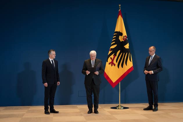 Bundespräsident händigt Entlassungs- und Ernennungsurkunden aus Berlin, Amtssitz am Spreebogen, Bundespräsident Frank-Walter Steinmeier händigt Entlassungs- und Ernennungsurkunden aus Bundeskanzler, Friedrich Merz Kanzleramtsminister, Entlassung, Thorsten Frei Berlin Berlin GER *** Federal President Presents Letters of Dismissal and Appointment Berlin, Official Residence at Spreebogen, Federal President Frank-Walter Steinmeier Presents Letters of Dismissal and Appointment Federal Chancellor, Friedrich Merz Minister of the Chancellery, Dismissal, Thorsten Frei Berlin Berlin GER