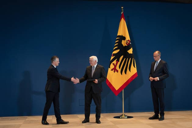 Bundespräsident händigt Entlassungs- und Ernennungsurkunden aus Berlin, Amtssitz am Spreebogen, Bundespräsident Frank-Walter Steinmeier händigt Entlassungs- und Ernennungsurkunden aus Bundeskanzler, Friedrich Merz Kanzleramtsminister, Entlassung, Thorsten Frei Berlin Berlin GER *** Federal President Presents Letters of Dismissal and Appointment Berlin, Official Residence at Spreebogen, Federal President Frank-Walter Steinmeier Presents Letters of Dismissal and Appointment Federal Chancellor, Friedrich Merz Minister of the Chancellery, Dismissal, Thorsten Frei Berlin Berlin GER