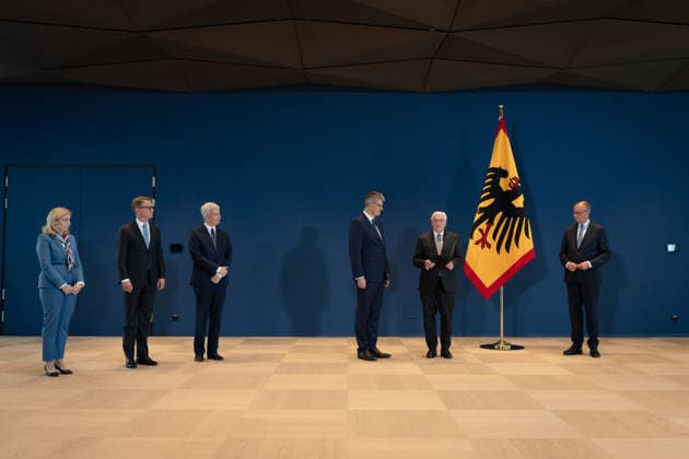 Bundespräsident händigt Entlassungs- und Ernennungsurkunden aus Berlin, Amtssitz am Spreebogen, Bundespräsident Frank-Walter Steinmeier händigt Entlassungs- und Ernennungsurkunden aus Bundeskanzler, Friedrich Merz Carsten Linnemann, Ernennung, Bundesgesundheitsminister Nina Warken, Entlassung, Bundesgesundheitsministerin Patrick Schnieder, Entlassung, Bundesverkehrsminister Steffen Bilger, Ernennung, Bundesverkehrsminister Kanzleramtsministerin, Ernennung, Nina Warken Kanzleramtsminister, Entlassung, Thorsten Frei Berlin Berlin GER *** Federal President Presents Letters of Dismissal and Appointment Berlin, Official Residence at Spreebogen: Federal President Frank-Walter Steinmeier presents letters of dismissal and appointm