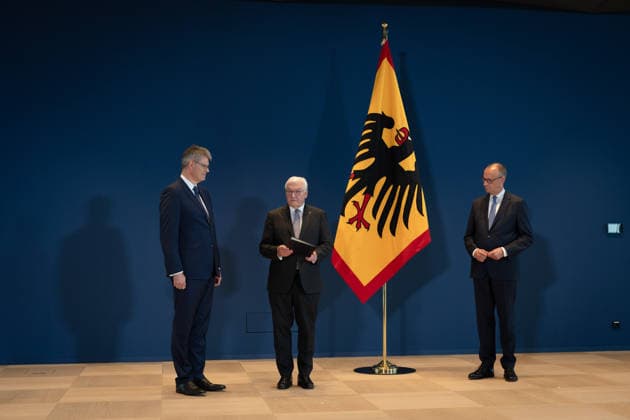 Bundespräsident händigt Entlassungs- und Ernennungsurkunden aus Berlin, Amtssitz am Spreebogen, Bundespräsident Frank-Walter Steinmeier händigt Entlassungs- und Ernennungsurkunden aus Bundeskanzler, Friedrich Merz Patrick Schnieder, Entlassung, Bundesverkehrsminister Berlin Berlin GER *** Federal President Presents Letters of Dismissal and Appointment Berlin, Official Residence at Spreebogen, Federal President Frank-Walter Steinmeier presents letters of dismissal and appointment to Federal Chancellor Friedrich Merz and Patrick Schnieder; dismissal; Federal Minister of Transportation Berlin Berlin GER