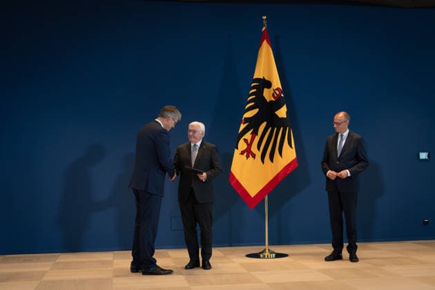 Bundespräsident händigt Entlassungs- und Ernennungsurkunden aus Berlin, Amtssitz am Spreebogen, Bundespräsident Frank-Walter Steinmeier händigt Entlassungs- und Ernennungsurkunden aus Bundeskanzler, Friedrich Merz Patrick Schnieder, Entlassung, Bundesverkehrsminister Berlin Berlin GER *** Federal President Presents Letters of Dismissal and Appointment Berlin, Official Residence at Spreebogen, Federal President Frank-Walter Steinmeier presents letters of dismissal and appointment to Federal Chancellor Friedrich Merz and Patrick Schnieder; dismissal; Federal Minister of Transportation Berlin Berlin GER