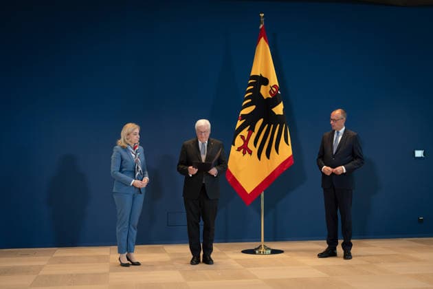 Bundespräsident händigt Entlassungs- und Ernennungsurkunden aus Berlin, Amtssitz am Spreebogen, Bundespräsident Frank-Walter Steinmeier händigt Entlassungs- und Ernennungsurkunden aus Bundeskanzler, Friedrich Merz Nina Warken, Entlassung, Bundesgesundheitsministerin Kanzleramtsministerin, Ernennung Berlin Berlin GER *** Federal President Presents Letters of Dismissal and Appointment Berlin, Official Residence at Spreebogen: Federal President Frank-Walter Steinmeier presents letters of dismissal and appointment to Federal Chancellor Friedrich Merz and Nina Warken; dismissal of the Federal Minister of Health and Minister in the Federal Chancellery, Appointment Berlin Berlin GER