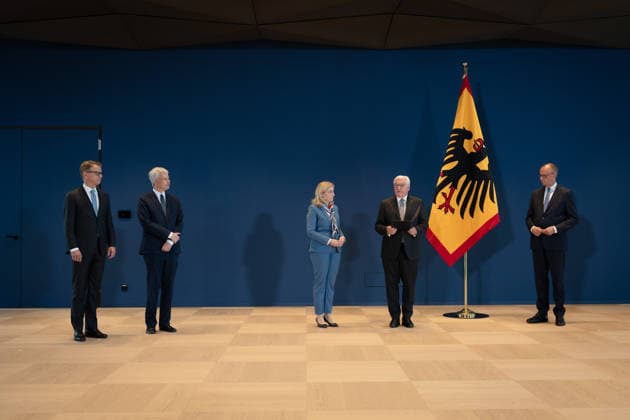 Bundespräsident händigt Entlassungs- und Ernennungsurkunden aus Berlin, Amtssitz am Spreebogen, Bundespräsident Frank-Walter Steinmeier händigt Entlassungs- und Ernennungsurkunden aus Bundeskanzler, Friedrich Merz Carsten Linnemann, Ernennung, Bundesgesundheitsminister Nina Warken, Entlassung, Bundesgesundheitsministerin Steffen Bilger, Ernennung, Bundesverkehrsminister Kanzleramtsministerin, Ernennung, Nina Warken Berlin Berlin GER *** Federal President Presents Letters of Dismissal and Appointment Berlin, official residence at Spreebogen, Federal President Frank-Walter Steinmeier presents letters of dismissal and appointment to Federal Chancellor Friedrich Merz and Carsten Linnemann, Appointment: Federal Minister of Health