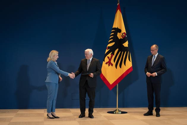 Bundespräsident händigt Entlassungs- und Ernennungsurkunden aus Berlin, Amtssitz am Spreebogen, Bundespräsident Frank-Walter Steinmeier händigt Entlassungs- und Ernennungsurkunden aus Bundeskanzler, Friedrich Merz Nina Warken, Entlassung, Bundesgesundheitsministerin Kanzleramtsministerin, Ernennung Berlin Berlin GER *** Federal President Presents Letters of Dismissal and Appointment Berlin, Official Residence at Spreebogen: Federal President Frank-Walter Steinmeier presents letters of dismissal and appointment to Federal Chancellor Friedrich Merz and Nina Warken; dismissal of the Federal Minister of Health and Minister of the Federal Chancellery, Appointment Berlin Berlin GER