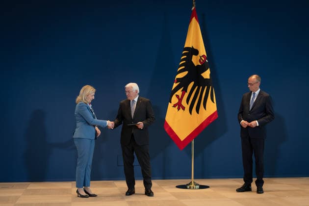 Bundespräsident händigt Entlassungs- und Ernennungsurkunden aus Berlin, Amtssitz am Spreebogen, Bundespräsident Frank-Walter Steinmeier händigt Entlassungs- und Ernennungsurkunden aus Bundeskanzler, Friedrich Merz Nina Warken, Entlassung, Bundesgesundheitsministerin Kanzleramtsministerin, Ernennung Berlin Berlin GER *** Federal President Presents Letters of Dismissal and Appointment Berlin, Official Residence at Spreebogen: Federal President Frank-Walter Steinmeier presents letters of dismissal and appointment to Federal Chancellor Friedrich Merz and Nina Warken; dismissal of the Federal Minister of Health and Minister of the Federal Chancellery, Appointment Berlin Berlin GER
