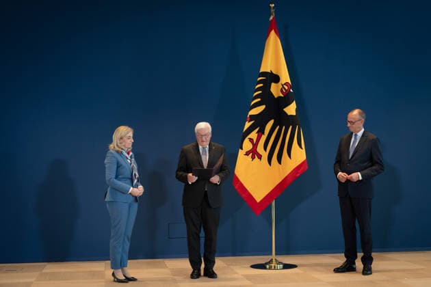 Bundespräsident händigt Entlassungs- und Ernennungsurkunden aus Berlin, Amtssitz am Spreebogen, Bundespräsident Frank-Walter Steinmeier händigt Entlassungs- und Ernennungsurkunden aus Bundeskanzler, Friedrich Merz Nina Warken, Entlassung, Bundesgesundheitsministerin Kanzleramtsministerin, Ernennung Berlin Berlin GER *** Federal President Presents Letters of Dismissal and Appointment Berlin, Official Residence at Spreebogen: Federal President Frank-Walter Steinmeier presents letters of dismissal and appointment to Federal Chancellor Friedrich Merz and Nina Warken; dismissal of the Federal Minister of Health and Minister of the Federal Chancellery, Appointment Berlin Berlin GER