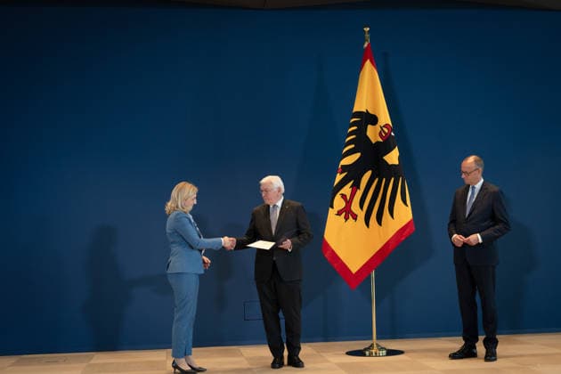 Bundespräsident händigt Entlassungs- und Ernennungsurkunden aus Berlin, Amtssitz am Spreebogen, Bundespräsident Frank-Walter Steinmeier händigt Entlassungs- und Ernennungsurkunden aus Bundeskanzler, Friedrich Merz Nina Warken, Entlassung, Bundesgesundheitsministerin Kanzleramtsministerin, Ernennung Berlin Berlin GER *** Federal President Presents Letters of Dismissal and Appointment Berlin, Official Residence at Spreebogen: Federal President Frank-Walter Steinmeier presents letters of dismissal and appointment to Federal Chancellor Friedrich Merz and Nina Warken; dismissal of the Federal Minister of Health and Minister of the Federal Chancellery, Appointment Berlin Berlin GER