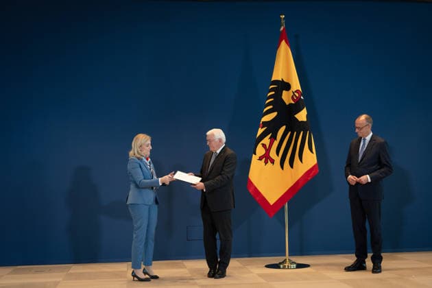 Bundespräsident händigt Entlassungs- und Ernennungsurkunden aus Berlin, Amtssitz am Spreebogen, Bundespräsident Frank-Walter Steinmeier händigt Entlassungs- und Ernennungsurkunden aus Bundeskanzler, Friedrich Merz Nina Warken, Entlassung, Bundesgesundheitsministerin Kanzleramtsministerin, Ernennung Berlin Berlin GER *** Federal President Presents Letters of Dismissal and Appointment Berlin, Official Residence at Spreebogen: Federal President Frank-Walter Steinmeier presents letters of dismissal and appointment to Federal Chancellor Friedrich Merz and Nina Warken; dismissal of the Federal Minister of Health and Minister of the Federal Chancellery, Appointment Berlin Berlin GER