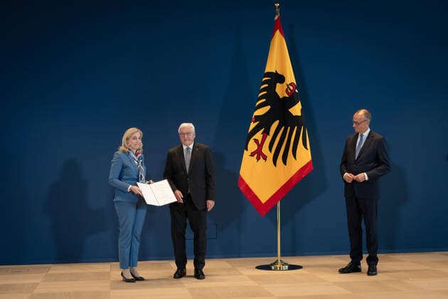 Bundespräsident händigt Entlassungs- und Ernennungsurkunden aus Berlin, Amtssitz am Spreebogen, Bundespräsident Frank-Walter Steinmeier händigt Entlassungs- und Ernennungsurkunden aus Bundeskanzler, Friedrich Merz Nina Warken, Entlassung, Bundesgesundheitsministerin Kanzleramtsministerin, Ernennung Berlin Berlin GER *** Federal President Presents Letters of Dismissal and Appointment Berlin, Official Residence at Spreebogen: Federal President Frank-Walter Steinmeier presents letters of dismissal and appointment to Federal Chancellor Friedrich Merz and Nina Warken; dismissal of the Federal Minister of Health and Minister of the Federal Chancellery, Appointment Berlin Berlin GER