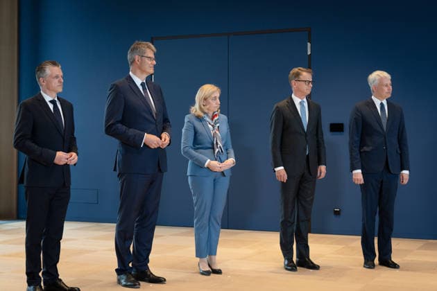 Bundespräsident händigt Entlassungs- und Ernennungsurkunden aus Berlin, Amtssitz am Spreebogen, Bundespräsident Carsten Linnemann, Ernennung, Bundesgesundheitsminister Nina Warken, Entlassung, Bundesgesundheitsministerin Patrick Schnieder, Entlassung, Bundesverkehrsminister Steffen Bilger, Ernennung, Bundesverkehrsminister Kanzleramtsministerin, Ernennung, Nina Warken Kanzleramtsminister, Entlassung, Thorsten Frei Berlin Berlin GER *** Federal President Presents Letters of Dismissal and Appointment Berlin, Official Residence at Spreebogen, Federal President Carsten Linnemann, Appointment, Federal Minister of Health Nina Warken, Dismissal, Federal Minister of Health Patrick Schnieder, Dismissal, Federal Minister of Transportat
