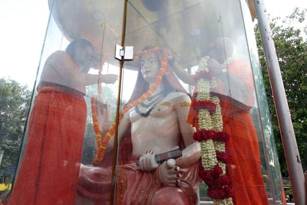 Followers of Jyotir Math Celebrate Guru Purnima in Prayagraj PRAYAGRAJ, INDIA JULY 29, 2026: Swami Vasudevanand Saraswati, one of Hinduism s foremost religious leaders and the Shankaracharya of Jyotir Math (Jyotish Peeth), one of the four principal monastic institutions established by the 8th-century philosopher Adi Shankaracharya, offers prayers to the institution s founder during the Guru Purnima festival in Prayagraj, India. Guru Purnima is observed by Hindus, Buddhists and Jains to honor spiritual teachers and is marked by prayers, religious ceremonies and acts of devotion. Prayagraj India Copyright: x xJitendraxPrakashx xJNAxPressx