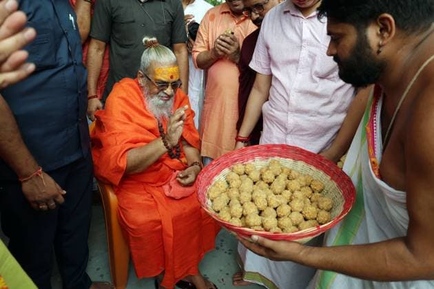 Followers of Jyotir Math Celebrate Guru Purnima in Prayagraj PRAYAGRAJ, INDIA JULY 29, 2026: Swami Vasudevanand Saraswati, one of Hinduism s foremost religious leaders and the Shankaracharya of Jyotir Math (Jyotish Peeth), one of the four principal monastic institutions established by the 8th-century philosopher Adi Shankaracharya, offers prayers to the institution s founder during the Guru Purnima festival in Prayagraj, India. Guru Purnima is observed by Hindus, Buddhists and Jains to honor spiritual teachers and is marked by prayers, religious ceremonies and acts of devotion. Prayagraj India Copyright: x xJitendraxPrakashx xJNAxPressx