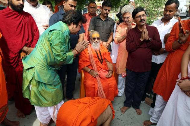 Followers of Jyotir Math Celebrate Guru Purnima in Prayagraj PRAYAGRAJ, INDIA JULY 29, 2026: Swami Vasudevanand Saraswati, one of Hinduism s foremost religious leaders and the Shankaracharya of Jyotir Math (Jyotish Peeth), one of the four principal monastic institutions established by the 8th-century philosopher Adi Shankaracharya, offers prayers to the institution s founder during the Guru Purnima festival in Prayagraj, India. Guru Purnima is observed by Hindus, Buddhists and Jains to honor spiritual teachers and is marked by prayers, religious ceremonies and acts of devotion. Prayagraj India Copyright: x xJitendraxPrakashx xJNAxPressx