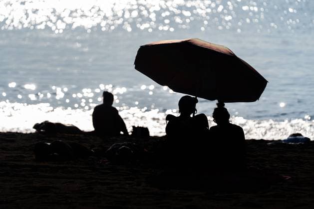 Heatwave Alerts Issued Across Spain BARCELONA, SPAIN JULY 29, 2026: People are seen on Barceloneta Beach and its seafront promenade in Barcelona, Spain, on the first day of Catalonia s fourth heatwave of the season. Authorities issued high-temperature alerts across the region, urging residents and visitors to take precautions as extreme heat is forecast to persist throughout the week. Barcelona Spain Copyright: x xMarcxAsensioxClupesx xJNAxPressx