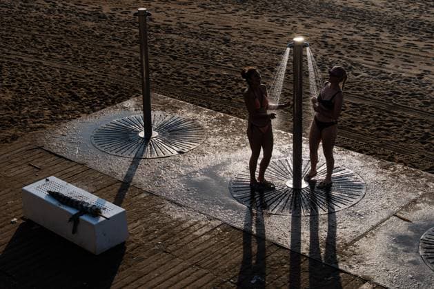 Heatwave Alerts Issued Across Spain BARCELONA, SPAIN JULY 29, 2026: People are seen on Barceloneta Beach and its seafront promenade in Barcelona, Spain, on the first day of Catalonia s fourth heatwave of the season. Authorities issued high-temperature alerts across the region, urging residents and visitors to take precautions as extreme heat is forecast to persist throughout the week. Barcelona Spain Copyright: x xMarcxAsensioxClupesx xJNAxPressx