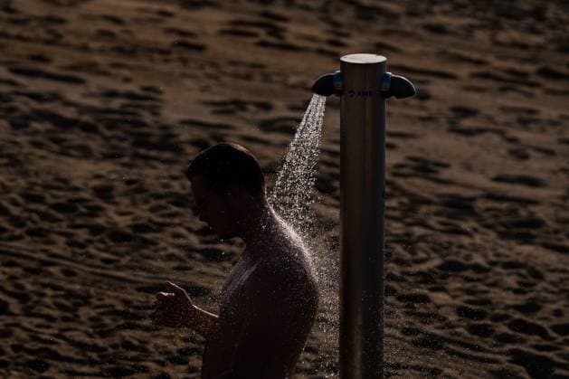 Heatwave Alerts Issued Across Spain BARCELONA, SPAIN JULY 29, 2026: People are seen on Barceloneta Beach and its seafront promenade in Barcelona, Spain, on the first day of Catalonia s fourth heatwave of the season. Authorities issued high-temperature alerts across the region, urging residents and visitors to take precautions as extreme heat is forecast to persist throughout the week. Barcelona Spain Copyright: x xMarcxAsensioxClupesx xJNAxPressx