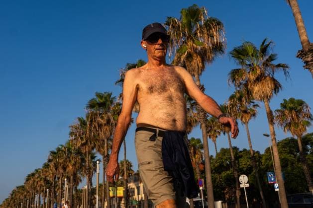 Heatwave Alerts Issued Across Spain BARCELONA, SPAIN JULY 29, 2026: People are seen on Barceloneta Beach and its seafront promenade in Barcelona, Spain, on the first day of Catalonia s fourth heatwave of the season. Authorities issued high-temperature alerts across the region, urging residents and visitors to take precautions as extreme heat is forecast to persist throughout the week. Barcelona Spain Copyright: x xMarcxAsensioxClupesx xJNAxPressx