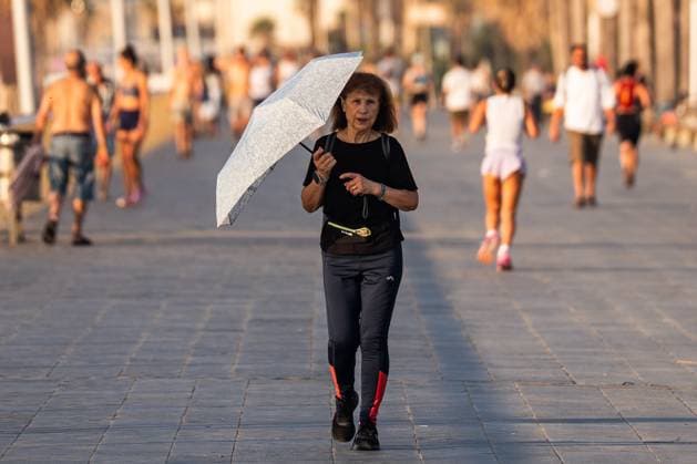 Heatwave Alerts Issued Across Spain BARCELONA, SPAIN JULY 29, 2026: People are seen on Barceloneta Beach and its seafront promenade in Barcelona, Spain, on the first day of Catalonia s fourth heatwave of the season. Authorities issued high-temperature alerts across the region, urging residents and visitors to take precautions as extreme heat is forecast to persist throughout the week. Barcelona Spain Copyright: x xMarcxAsensioxClupesx xJNAxPressx