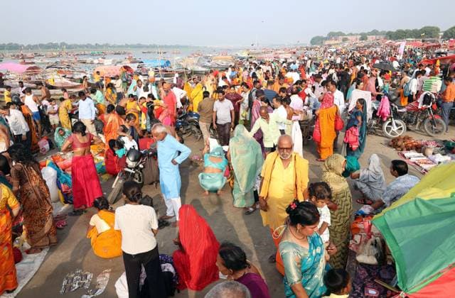 Hindu Devotees Mark Guru Purnima with Ritual Bathing in Prayagraj PRAYAGRAJ, INDIA JULY 29, 2026: Hindu devotees take a holy dip at the Sangam, the confluence of the Ganges, Yamuna and the mythical Saraswati rivers, during the Guru Purnima festival in Prayagraj, India. Guru Purnima is observed by Hindus, Buddhists and Jains to honor spiritual teachers and marks a day of prayer, ritual bathing and religious gatherings. Prayagraj India Copyright: x xJitendraxPrakashx xJNAxPressx