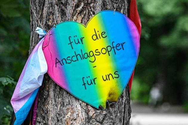 Nach dem Angriff auf CSD in Berlin ** NUR FÜR REDAKTIONELLE ZWECKE ** EDITORIAL USE ONLY **<p>Anschag in Berlin- Trauernde stehen im Tiergarten an einem Baum, an dem unterschiedliche Gegenstände zum Gedenken an die Opfer des Anschlags auf den CSD abgelegt wurden. Im Tiergarten war am Rande des Christopher Street Day ein Mann mit einem Fahrzeug in eine Menschenmenge gefahren. In der Nacht zum Mittwoch wurden der Trauerort von Unbekannten verwüstet, unter anderem wurde ein buntes Herz angezündet, fotografiert am 29.07.2026 in Berlin. Berlin Berlin Berlin Copyright: MaurizioxGambarini *** After the attack on CSD in Berlin ** FOR EDITORIAL PURPOSES ONLY ** EDITORIAL USE ONLY ** Following the attack in Berlin, mourners stand by a tree in th Copyright: MaurizioxGambarini doc86xcs9ssx2c8w93l1g4c ,EDITORIAL USE ONLY
