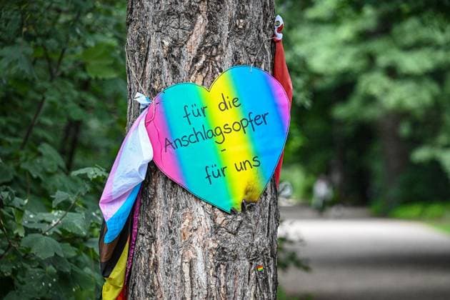Nach dem Angriff auf CSD in Berlin ** NUR FÜR REDAKTIONELLE ZWECKE ** EDITORIAL USE ONLY **<p>Anschag in Berlin- Trauernde stehen im Tiergarten an einem Baum, an dem unterschiedliche Gegenstände zum Gedenken an die Opfer des Anschlags auf den CSD abgelegt wurden. Im Tiergarten war am Rande des Christopher Street Day ein Mann mit einem Fahrzeug in eine Menschenmenge gefahren. In der Nacht zum Mittwoch wurden der Trauerort von Unbekannten verwüstet, unter anderem wurde ein buntes Herz angezündet, fotografiert am 29.07.2026 in Berlin. Berlin Berlin Berlin Copyright: MaurizioxGambarini *** After the attack on CSD in Berlin ** FOR EDITORIAL PURPOSES ONLY ** EDITORIAL USE ONLY ** Following the attack in Berlin, mourners stand by a tree in th Copyright: MaurizioxGambarini doc86xcs9xvcqu1bkz5ivvj ,EDITORIAL USE ONLY