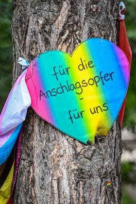 Nach dem Angriff auf CSD in Berlin ** NUR FÜR REDAKTIONELLE ZWECKE ** EDITORIAL USE ONLY **<p>Anschag in Berlin- Trauernde stehen im Tiergarten an einem Baum, an dem unterschiedliche Gegenstände zum Gedenken an die Opfer des Anschlags auf den CSD abgelegt wurden. Im Tiergarten war am Rande des Christopher Street Day ein Mann mit einem Fahrzeug in eine Menschenmenge gefahren. In der Nacht zum Mittwoch wurden der Trauerort von Unbekannten verwüstet, unter anderem wurde ein buntes Herz angezündet, fotografiert am 29.07.2026 in Berlin. Berlin Berlin Berlin Copyright: MaurizioxGambarini *** After the attack on CSD in Berlin ** FOR EDITORIAL PURPOSES ONLY ** EDITORIAL USE ONLY ** Following the attack in Berlin, mourners stand by a tree in th Copyright: MaurizioxGambarini doc86xcsa5hmp5p3r2j1h7c ,EDITORIAL USE ONLY