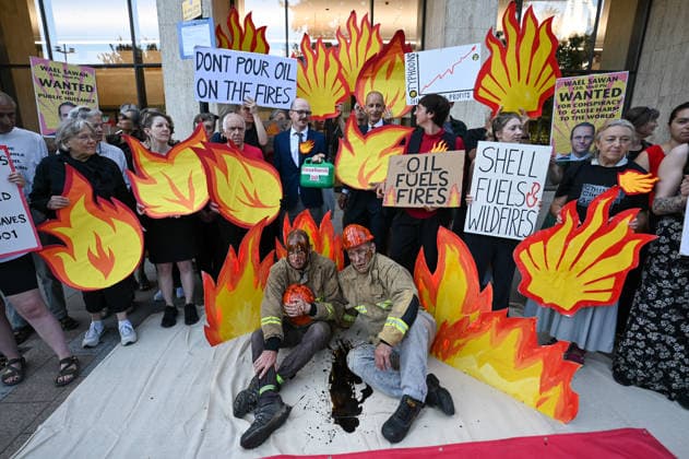 Fossil Free London Protest in UK - 29 Jul 2026 Members of the campaign group Fossil Free London held a demonstration outside Shell s headquarters in London to highlight the impact of fossil fuel production on climate change and the increasing risk of wildfires across Europe. Campaigners from Fossil Free London staged a protest outside Shell Centre, Shell’s headquarters in London. During the demonstration, one participant dressed as a firefighter was covered in a black liquid resembling oil. Behind them, a banner read World on Fire, while placards displayed the messages Shell Fuels Wildfires and Oil Fuels Wildfires . London United Kingdom Copyright: xJamesxWilloughbyx xSOPAxImagesx JWILLOUGHBY_3096