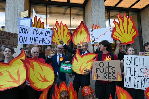 Fossil Free London Protest in UK - 29 Jul 2026 Members of the campaign group Fossil Free London held a demonstration outside Shell s headquarters in London to highlight the impact of fossil fuel production on climate change and the increasing risk of wildfires across Europe. Campaigners from Fossil Free London staged a protest outside Shell Centre, Shell’s headquarters in London. During the demonstration, one participant dressed as a firefighter was covered in a black liquid resembling oil. Behind them, a banner read World on Fire, while placards displayed the messages Shell Fuels Wildfires and Oil Fuels Wildfires . London United Kingdom Copyright: xJamesxWilloughbyx xSOPAxImagesx JWILLOUGHBY_3097