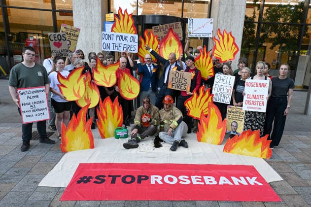 Fossil Free London Protest in UK - 29 Jul 2026 Members of the campaign group Fossil Free London held a demonstration outside Shell s headquarters in London to highlight the impact of fossil fuel production on climate change and the increasing risk of wildfires across Europe. Campaigners from Fossil Free London staged a protest outside Shell Centre, Shell’s headquarters in London. During the demonstration, one participant dressed as a firefighter was covered in a black liquid resembling oil. Behind them, a banner read World on Fire, while placards displayed the messages Shell Fuels Wildfires and Oil Fuels Wildfires . London United Kingdom Copyright: xJamesxWilloughbyx xSOPAxImagesx JWILLOUGHBY_3101