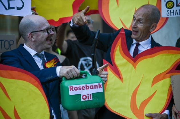 Fossil Free London Protest in UK - 29 Jul 2026 Members of the campaign group Fossil Free London held a demonstration outside Shell s headquarters in London to highlight the impact of fossil fuel production on climate change and the increasing risk of wildfires across Europe. Campaigners from Fossil Free London staged a protest outside Shell Centre, Shell’s headquarters in London. During the demonstration, one participant dressed as a firefighter was covered in a black liquid resembling oil. Behind them, a banner read World on Fire, while placards displayed the messages Shell Fuels Wildfires and Oil Fuels Wildfires . London United Kingdom Copyright: xJamesxWilloughbyx xSOPAxImagesx JWILLOUGHBY_3102