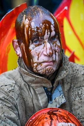 Fossil Free London Protest in UK - 29 Jul 2026 A member of the campaign group Fossil Free London, dressed as a firefighter and covered in black liquid resembling oil, takes part in a demonstration outside Shell s headquarters in London. Campaigners from Fossil Free London staged a protest outside Shell Centre, Shell’s headquarters in London. During the demonstration, one participant dressed as a firefighter was covered in a black liquid resembling oil. Behind them, a banner read World on Fire, while placards displayed the messages Shell Fuels Wildfires and Oil Fuels Wildfires . London United Kingdom Copyright: xJamesxWilloughbyx xSOPAxImagesx JWILLOUGHBY_3104