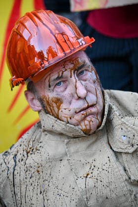 Fossil Free London Protest in UK - 29 Jul 2026 A member of the campaign group Fossil Free London, dressed as a firefighter and covered in black liquid resembling oil, takes part in a demonstration outside Shell s headquarters in London. Campaigners from Fossil Free London staged a protest outside Shell Centre, Shell’s headquarters in London. During the demonstration, one participant dressed as a firefighter was covered in a black liquid resembling oil. Behind them, a banner read World on Fire, while placards displayed the messages Shell Fuels Wildfires and Oil Fuels Wildfires . London United Kingdom Copyright: xJamesxWilloughbyx xSOPAxImagesx JWILLOUGHBY_3105