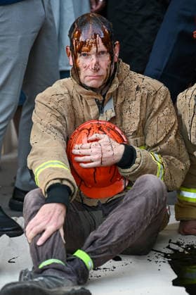 Fossil Free London Protest in UK - 29 Jul 2026 A member of the campaign group Fossil Free London, dressed as a firefighter and covered in black liquid resembling oil, takes part in a demonstration outside Shell s headquarters in London. Campaigners from Fossil Free London staged a protest outside Shell Centre, Shell’s headquarters in London. During the demonstration, one participant dressed as a firefighter was covered in a black liquid resembling oil. Behind them, a banner read World on Fire, while placards displayed the messages Shell Fuels Wildfires and Oil Fuels Wildfires . London United Kingdom Copyright: xJamesxWilloughbyx xSOPAxImagesx JWILLOUGHBY_3107
