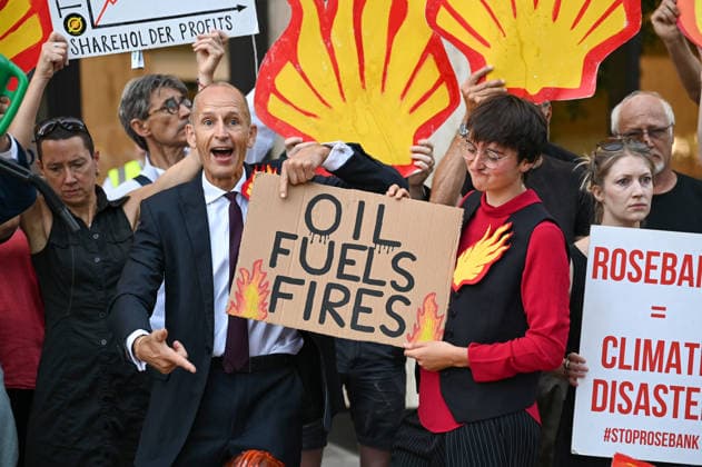 Fossil Free London Protest in UK - 29 Jul 2026 Members of the campaign group Fossil Free London held a demonstration outside Shell s headquarters in London to highlight the impact of fossil fuel production on climate change and the increasing risk of wildfires across Europe. Campaigners from Fossil Free London staged a protest outside Shell Centre, Shell’s headquarters in London. During the demonstration, one participant dressed as a firefighter was covered in a black liquid resembling oil. Behind them, a banner read World on Fire, while placards displayed the messages Shell Fuels Wildfires and Oil Fuels Wildfires . London United Kingdom Copyright: xJamesxWilloughbyx xSOPAxImagesx JWILLOUGHBY_3109