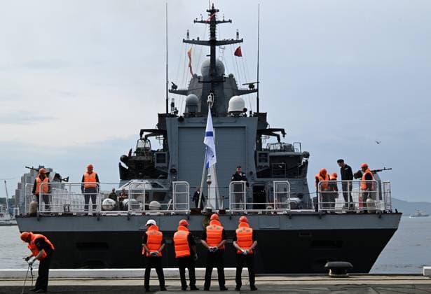 Russia China Naval Drills 9213432 29.07.2026 Crew members of the Rezky corvette moor the vessel during a ceremony welcoming Russian and Chinese navy ships after joint patrols in the Pacific Ocean upon arrival at the port of Vladivostok, Russia. On July 28, the Russian and Chinese navies completed their sixth joint patrol in the Pacific Ocean, a mission that lasted two weeks. Vitaliy Ankov Sputnik Vladivostok Russia  Copyright: xVitaliyxAnkovx