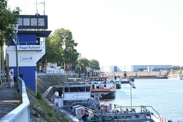 Niedrigwasser gefährdet die Binnenschifffahrt auf dem Rhein. Blick auf den Pegel in Duisburg-Ruhrort. Der Rhein steht kurz davor, seinen niedrigsten bekannten Wasserstand zu unterschreiten. Nach der Vorhersage der Wasserstraßen- und Schifffahrtsverwaltung des Bundes (WSV) fällt der Pegel in Duisburg-Ruhrort am Freitag auf 152 Zentimeter, dies wäre ein neuer Rekord, bislang lag die Marke bei 153 Zentimeter. Duisburg Nordrhein-Westfalen Deutschland *** Low water levels threaten inland navigation on the Rhine: A view of the water level gauge in Duisburg-Ruhrort. The Rhine is on the verge of fall below its lowest recorded water level. According to a forecast by the Federal Waterways and Shipping Administration (WSV), the water level in Dui Copyright: xdiebildwerftx