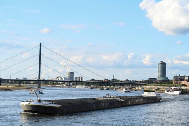 Niedrigwasser gefährdet die Binnenschifffahrt auf dem Rhein. Ein Frachtschiff bei niedrigem Wasserstand auf dem Rhein an der Rheinuferpromenade in der Landeshauptstadt Duesseldorf. Der Rhein steht kurz davor, seinen niedrigsten bekannten Wasserstand zu unterschreiten. Nach der Vorhersage der Wasserstraßen- und Schifffahrtsverwaltung des Bundes (WSV) fällt der Pegel in Duisburg-Ruhrort am Freitag auf 152 Zentimeter, dies wäre ein neuer Rekord, bislang lag die Marke bei 153 Zentimeter. Düsseldorf Nordrhein-Westfalen Deutschland *** Low Water Levels Threaten Inland Waterway Shipping on the Rhine A cargo ship navigating the Rhine during low water levels along the riverfront promenade in the state capital of Düsseldorf The Rhine is on the Copyright: xdiebildwerftx