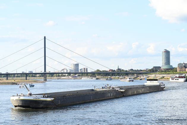 Niedrigwasser gefährdet die Binnenschifffahrt auf dem Rhein. Ein Frachtschiff bei niedrigem Wasserstand auf dem Rhein an der Rheinuferpromenade in der Landeshauptstadt Duesseldorf. Der Rhein steht kurz davor, seinen niedrigsten bekannten Wasserstand zu unterschreiten. Nach der Vorhersage der Wasserstraßen- und Schifffahrtsverwaltung des Bundes (WSV) fällt der Pegel in Duisburg-Ruhrort am Freitag auf 152 Zentimeter, dies wäre ein neuer Rekord, bislang lag die Marke bei 153 Zentimeter. Düsseldorf Nordrhein-Westfalen Deutschland *** Low Water Levels Threaten Inland Waterway Shipping on the Rhine A cargo ship navigating the Rhine during low water levels along the riverfront promenade in the state capital of Düsseldorf The Rhine is on the Copyright: xdiebildwerftx