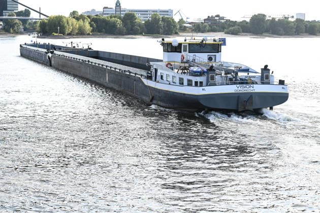 Niedrigwasser gefährdet die Binnenschifffahrt auf dem Rhein. Ein Frachtschiff bei niedrigem Wasserstand auf dem Rhein. Der Rhein steht kurz davor, seinen niedrigsten bekannten Wasserstand zu unterschreiten. Nach der Vorhersage der Wasserstraßen- und Schifffahrtsverwaltung des Bundes (WSV) fällt der Pegel in Duisburg-Ruhrort am Freitag auf 152 Zentimeter, dies wäre ein neuer Rekord, bislang lag die Marke bei 153 Zentimeter. Düsseldorf Nordrhein-Westfalen Deutschland *** Low Water Levels Threaten Inland Waterway Shipping on the Rhine A cargo ship on the Rhine during low water levels The Rhine is on the verge of fall below its lowest recorded water level. According to a forecast by the Federal Waterways and Shipping Administration (WSV), Copyright: xdiebildwerftx