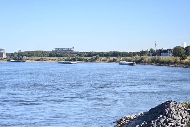 Niedrigwasser gefährdet die Binnenschifffahrt auf dem Rhein. Frachtschiffe bei niedrigem Wasserstand auf dem Rhein. Der Rhein steht kurz davor, seinen niedrigsten bekannten Wasserstand zu unterschreiten. Nach der Vorhersage der Wasserstraßen- und Schifffahrtsverwaltung des Bundes (WSV) fällt der Pegel in Duisburg-Ruhrort am Freitag auf 152 Zentimeter, dies wäre ein neuer Rekord, bislang lag die Marke bei 153 Zentimeter. Duisburg Nordrhein-Westfalen Deutschland *** Low water levels threaten inland waterway shipping on the Rhine Cargo ships on the Rhine during low water levels The Rhine is on the verge of fall below its lowest recorded water level. According to a forecast by the Federal Waterways and Shipping Administration (WSV), the wa Copyright: xdiebildwerftx